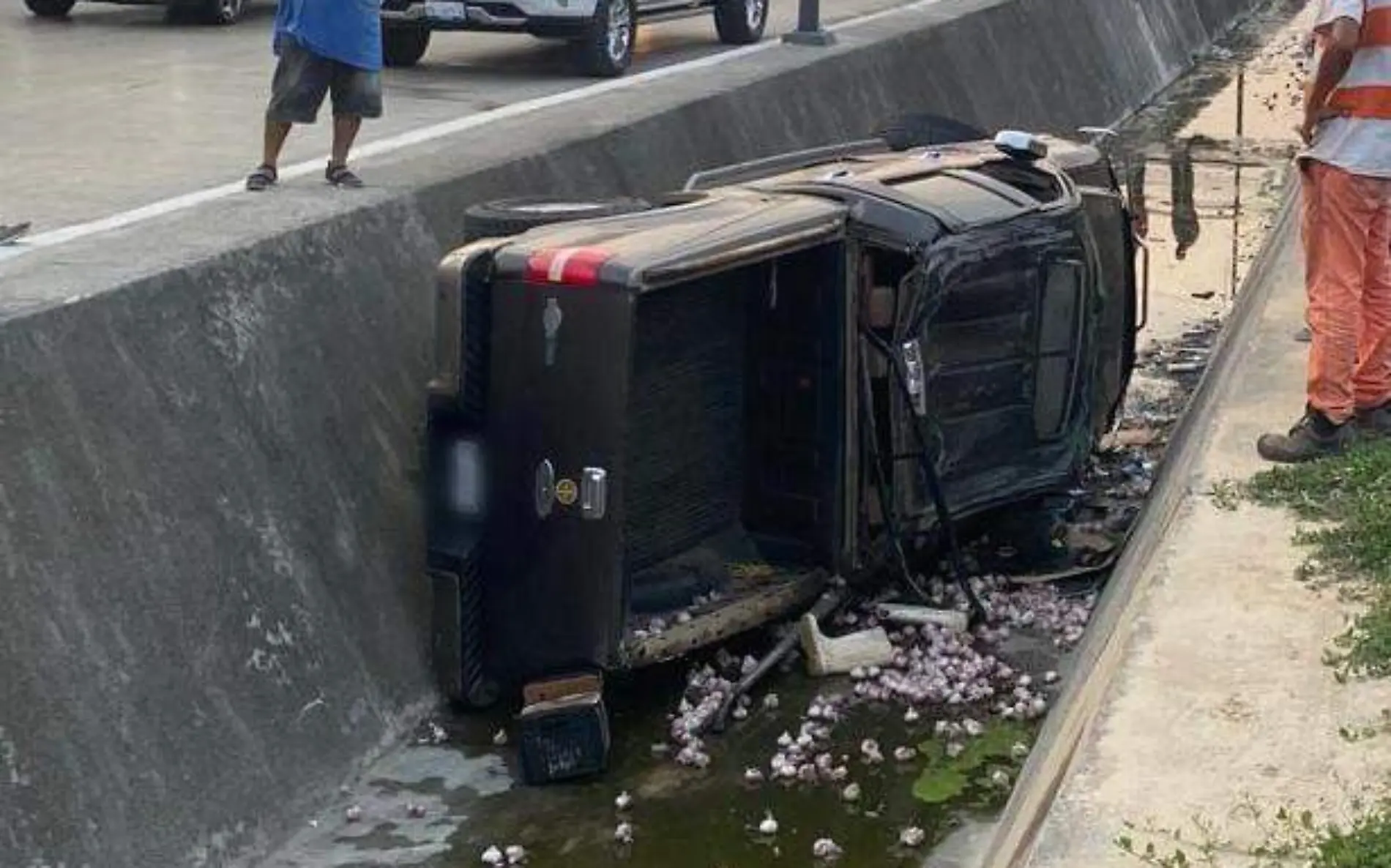 Camioneta termina adentro de un canal en Tampico Mario Cruces (2)